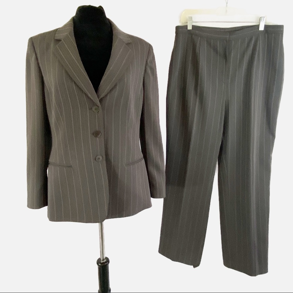 🌷Kasper 2 Piece Gray Pinstripe Business Suit Spring Pants Suit Spring Pantsuit